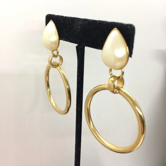 VINTAGE 80S 90S GOLD TONE STATEMENT DROP HOOP EARRINGS FAUX PEARL EARRINGS - Picture 5 of 13